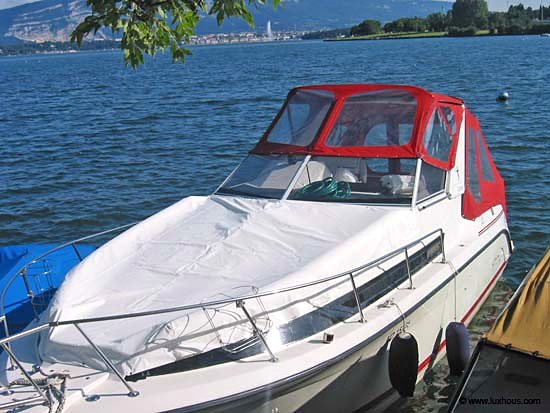 Bateau équipé d’un taud rouge sur le lac