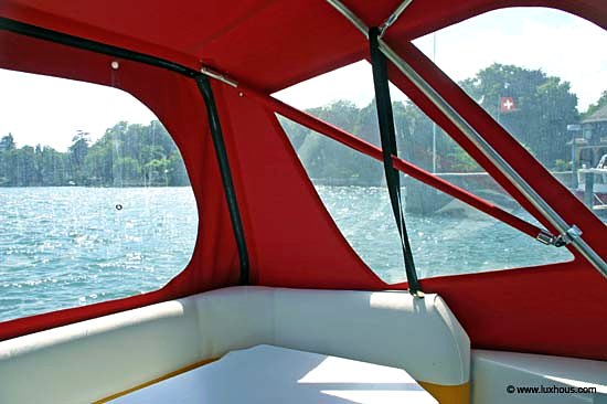 Taud rouge sur un bateau, vue sur le lac