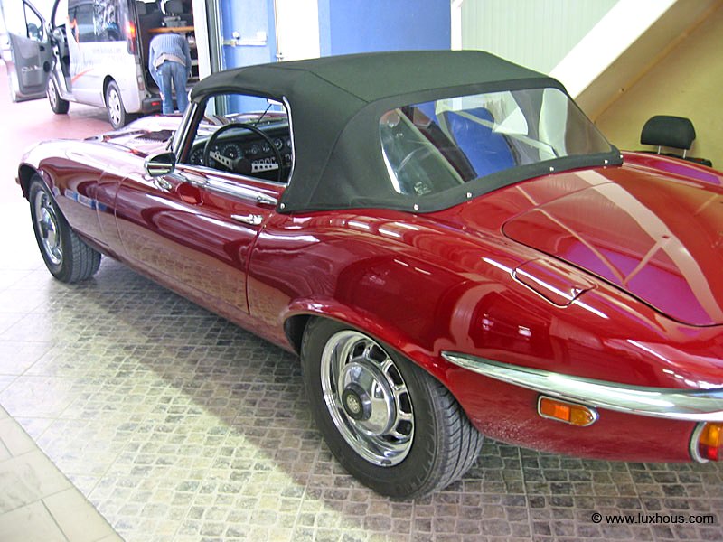 Cabriolet rouge avec capote noire neuve