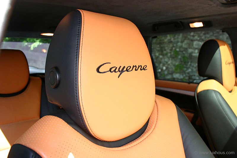 Appui-tête brodé du mot Cayenne