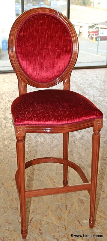 Chaise de bar regarnie de velours rouge