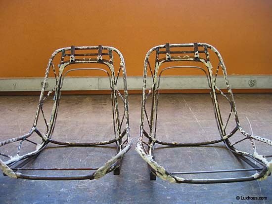 Armatures de sièges de Ferrari Dino mises à nu à l’atelier