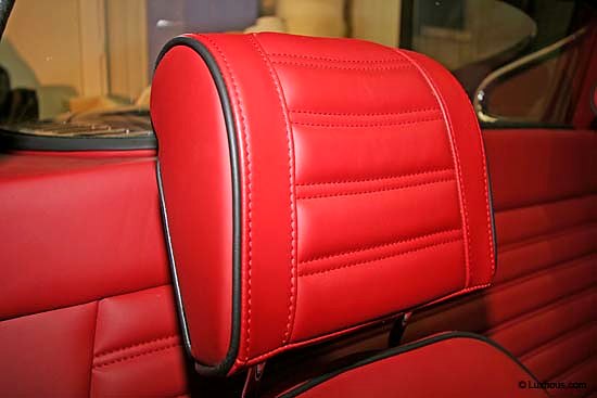 Dossier de siège de Ferrari Dino refait en cuir rouge