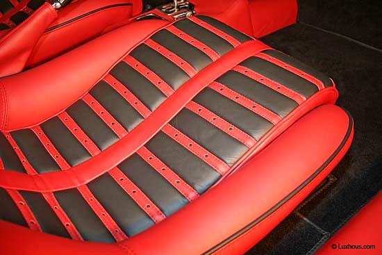 Intérieur de Ferrari Dino refait en cuir rouge et noir