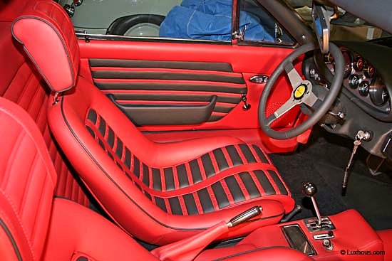 Sièges de Ferrari Dino refaits en cuir rouge et noir