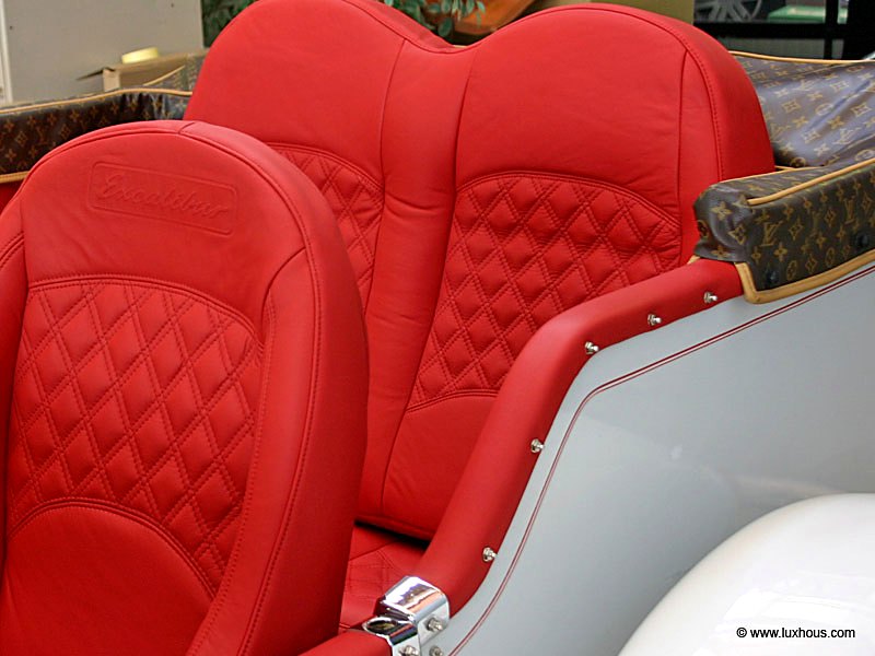 Sièges d’Excalibur en cuir rouge gaufré