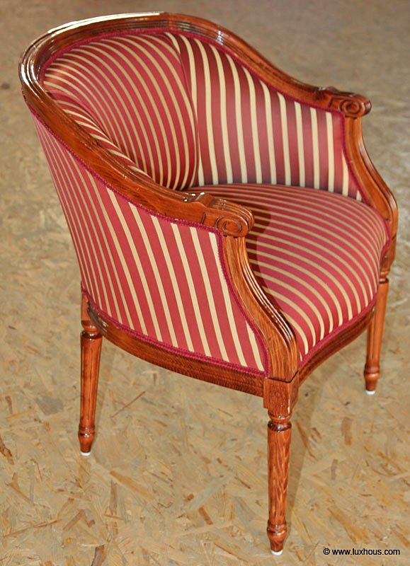 Fauteuil regarni d’un tissu rayé rouge et beige