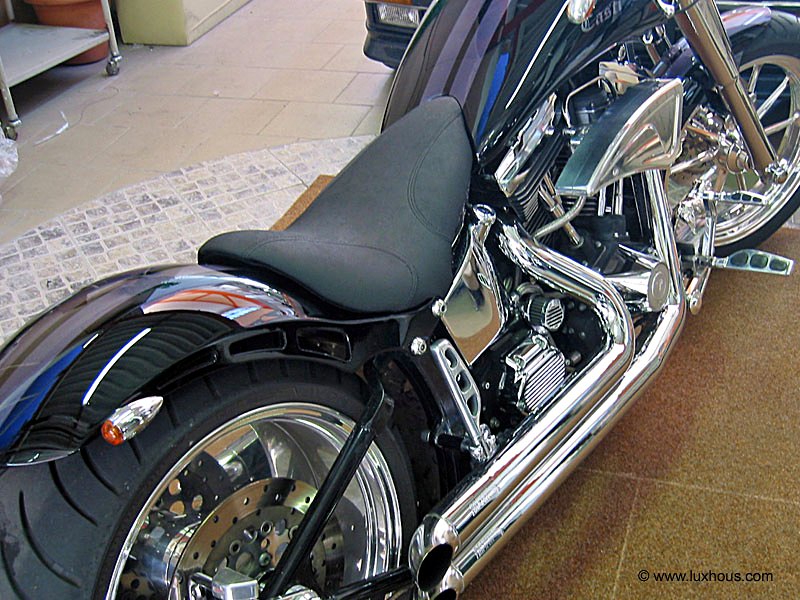 Harley avec selle refaite sur mesure