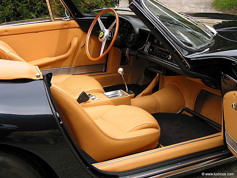 Intérieur en cuir clair et moquette noire d’une voiture ancienne