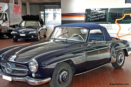 Mercedes ancienne avec capote bleue refaite