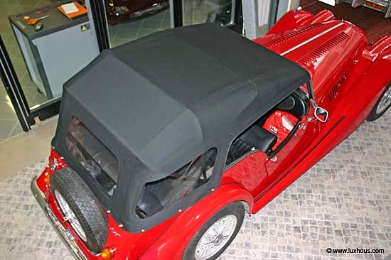 Morgan rouge avec sa capote neuve refaite sur mesure