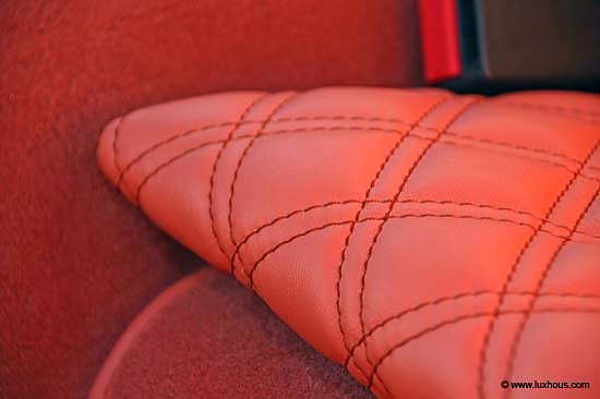 Cuir brique matelassé et surpiqué d’un siège Porsche