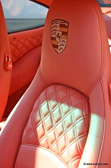 Siège Porsche en cuir brique, appui-tête brodé