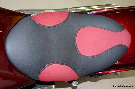 Selle de Harley refaite sur mesure, rouge et noire