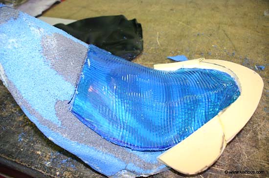 Selle de moto en cours de réfection, insert de gel